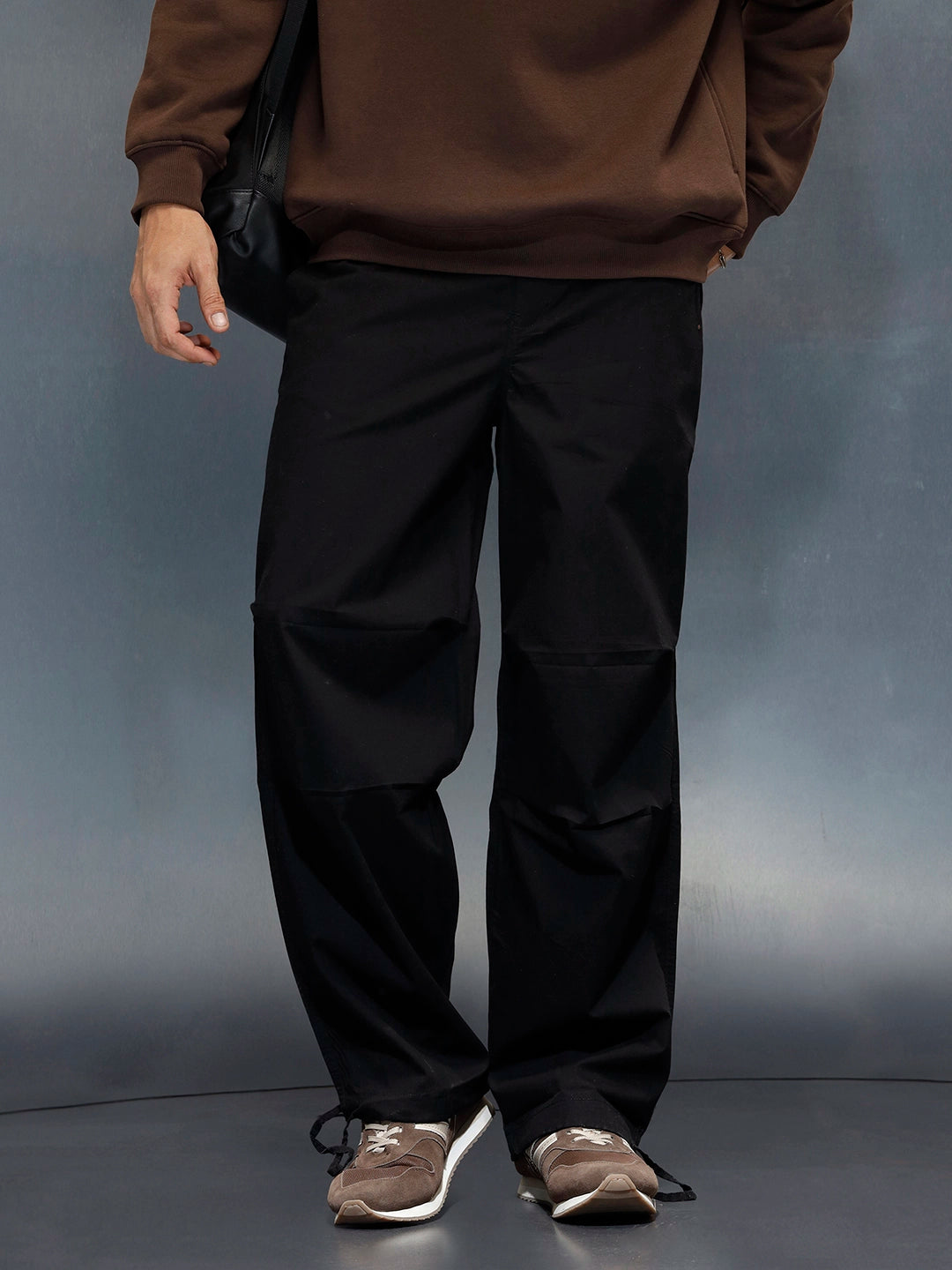 Men's loose fit trouser with draw string in the hem  | Black