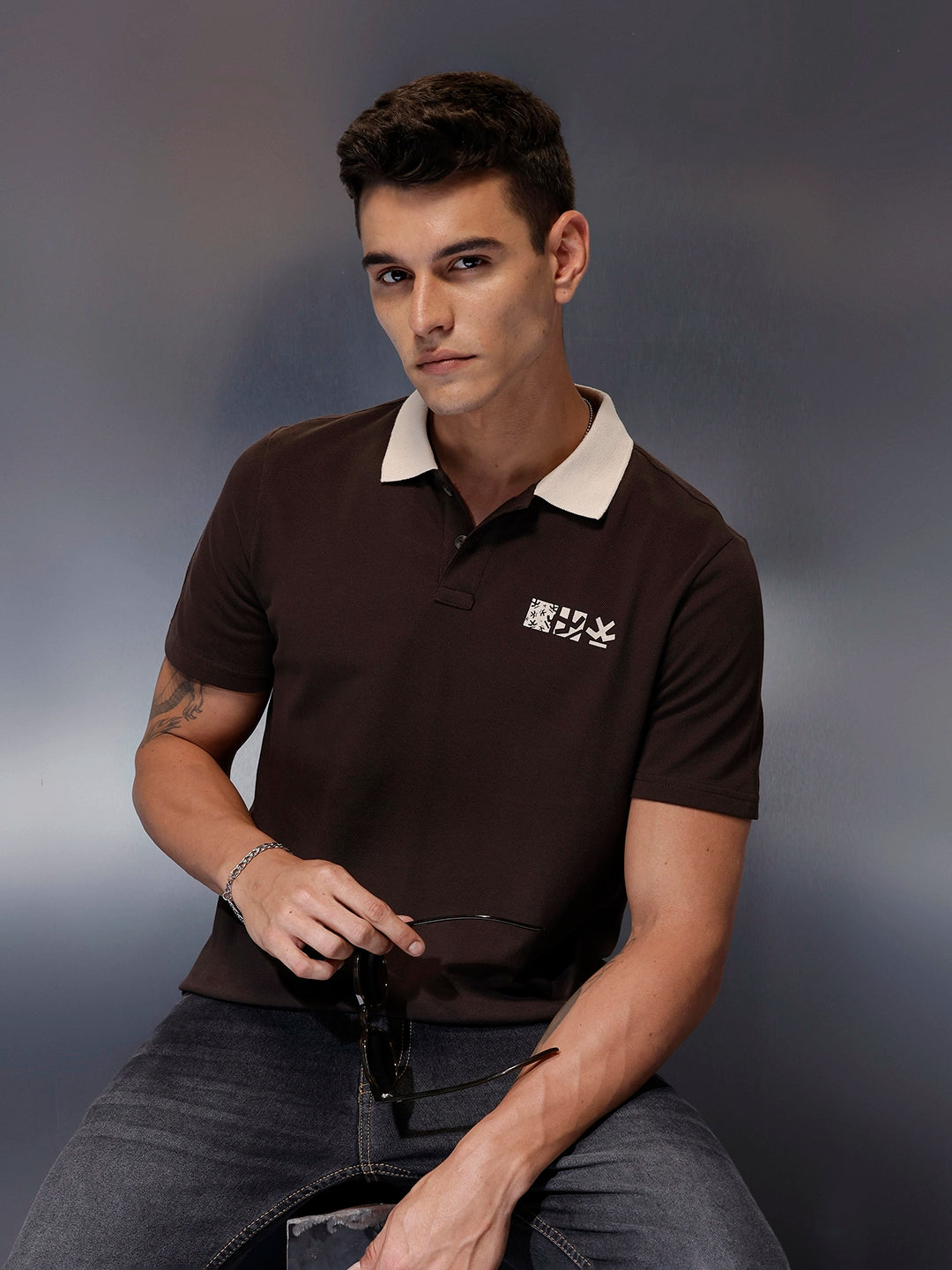 Men's slim-fit polo tee with contrast collar & graphic chest print | Brown