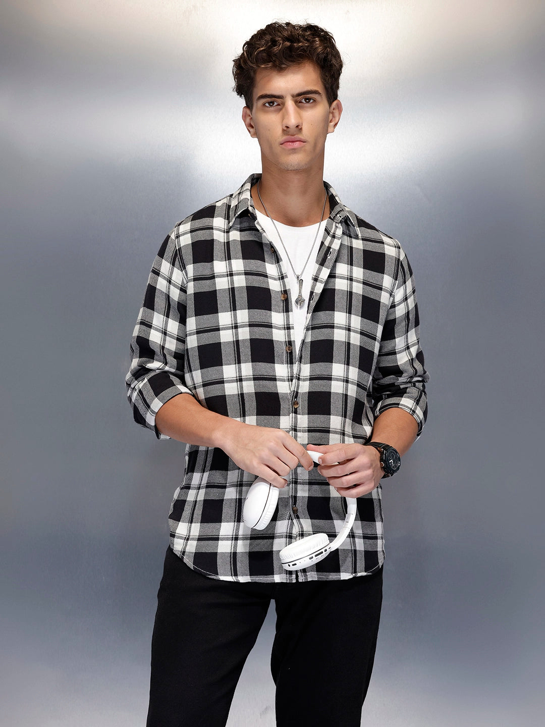 Men’s slim fit shirt in bold plaid pattern | Black