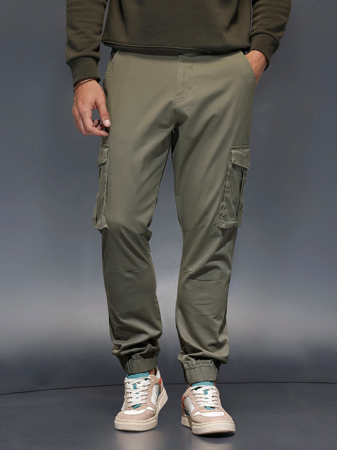 Men's straight fit trouser with cargo pockets | Olive