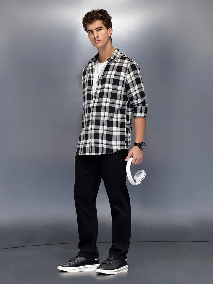 Men’s slim fit shirt in bold plaid pattern | Black