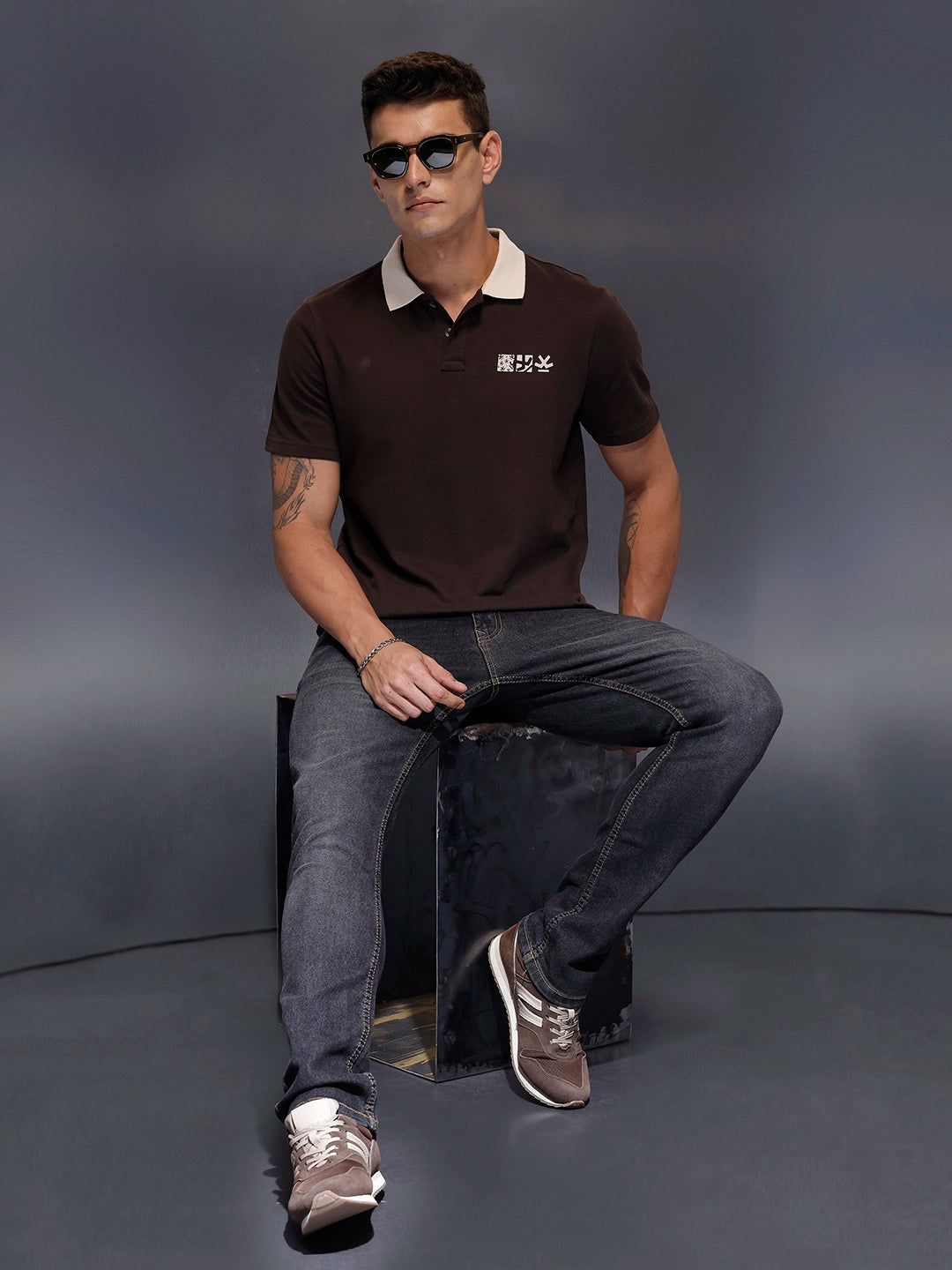 Men's slim-fit polo tee with contrast collar & graphic chest print | Brown