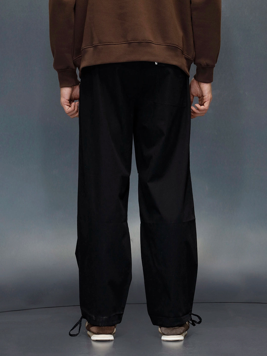 Men's loose fit trouser with draw string in the hem  | Black