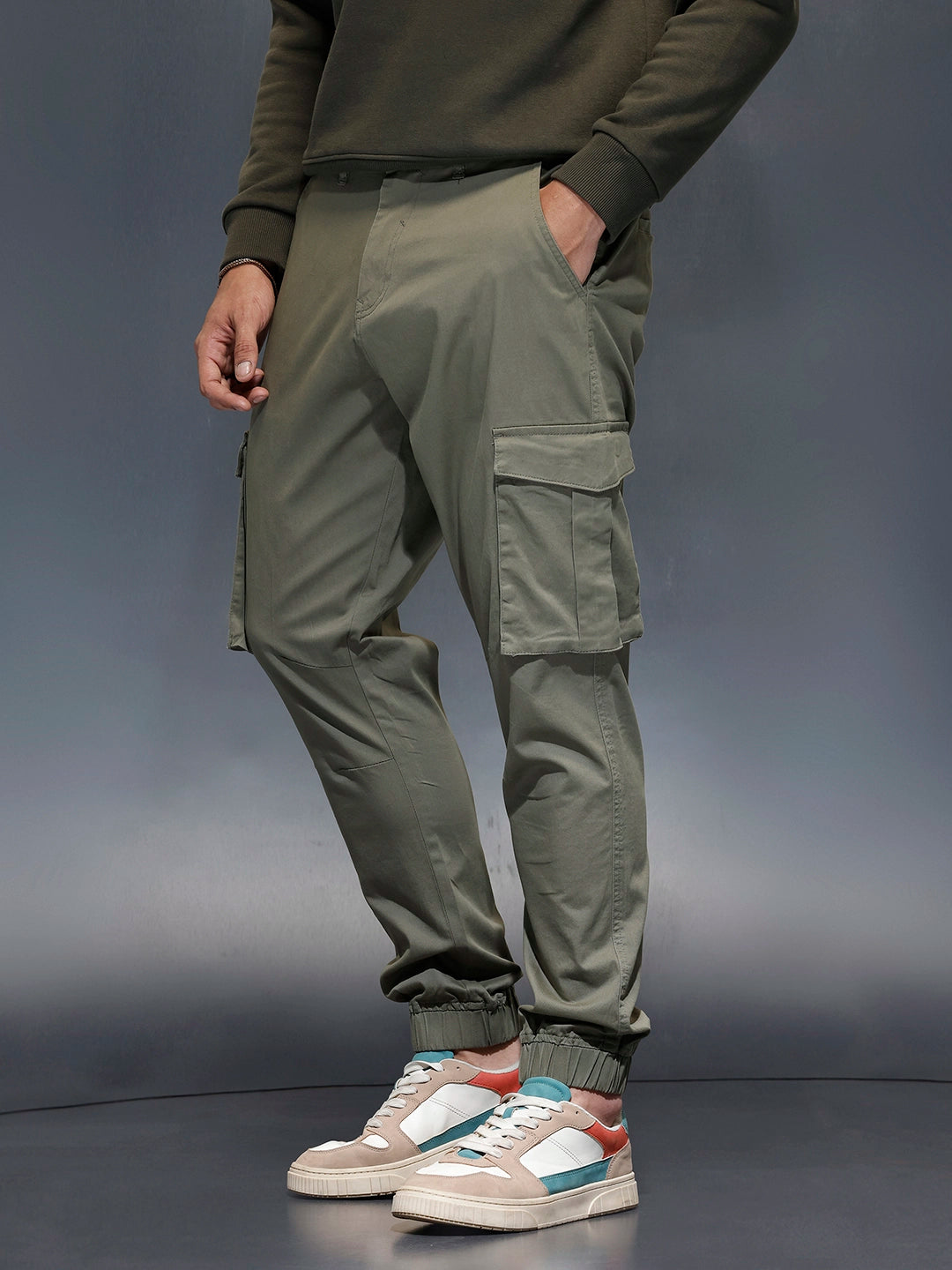 Men's straight fit trouser with cargo pockets | Olive
