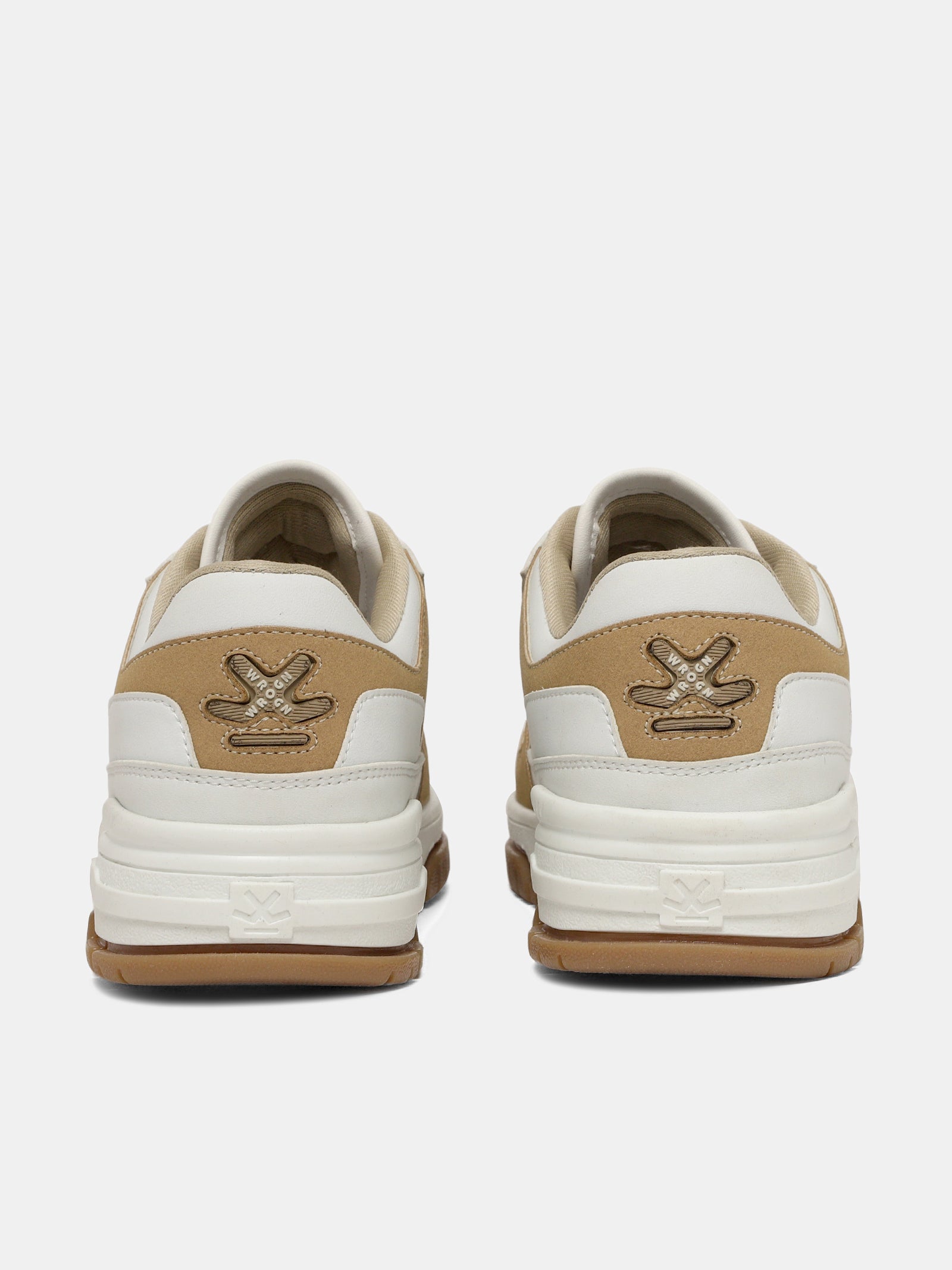 Sneakers  |  Greyhound Tanline