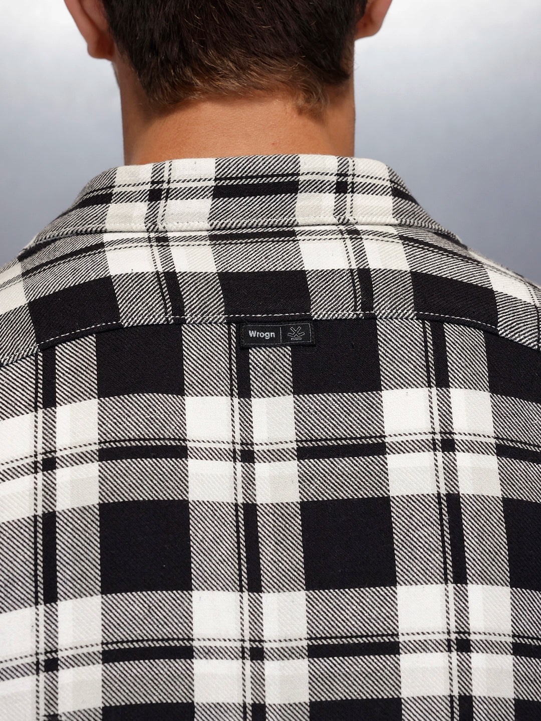 Men’s slim fit shirt in bold plaid pattern | Black