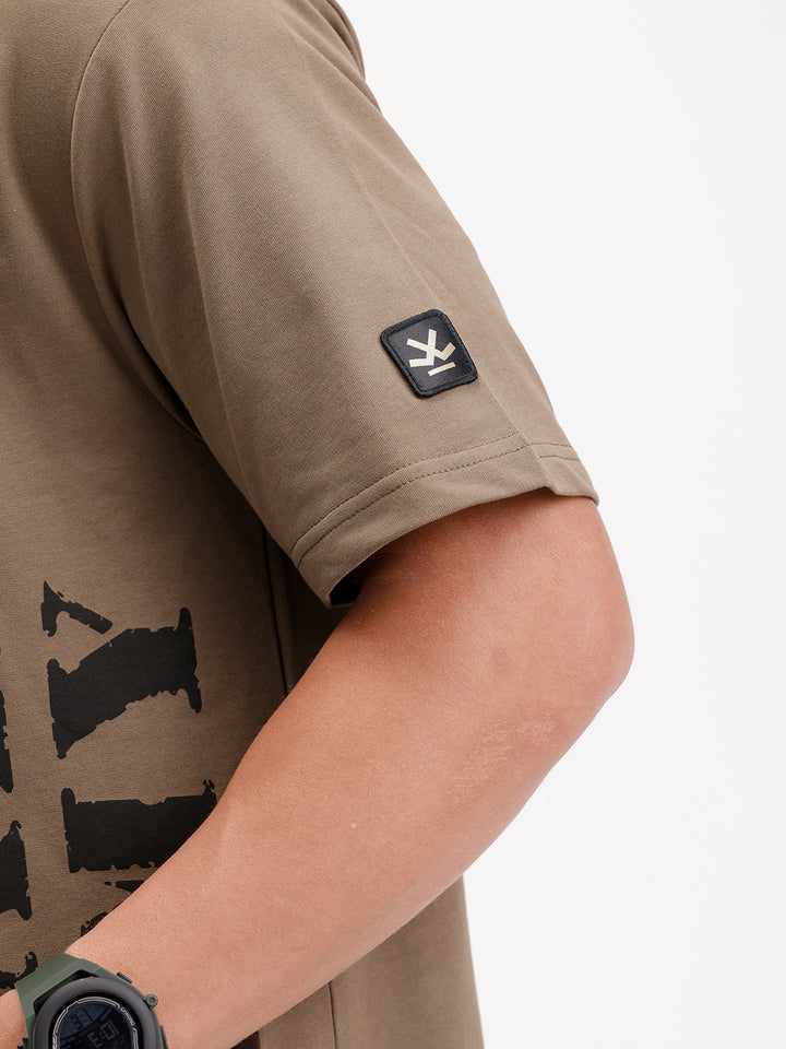 Men's contemporary oversized t-shirt with printed accent and flap pocket | Olive