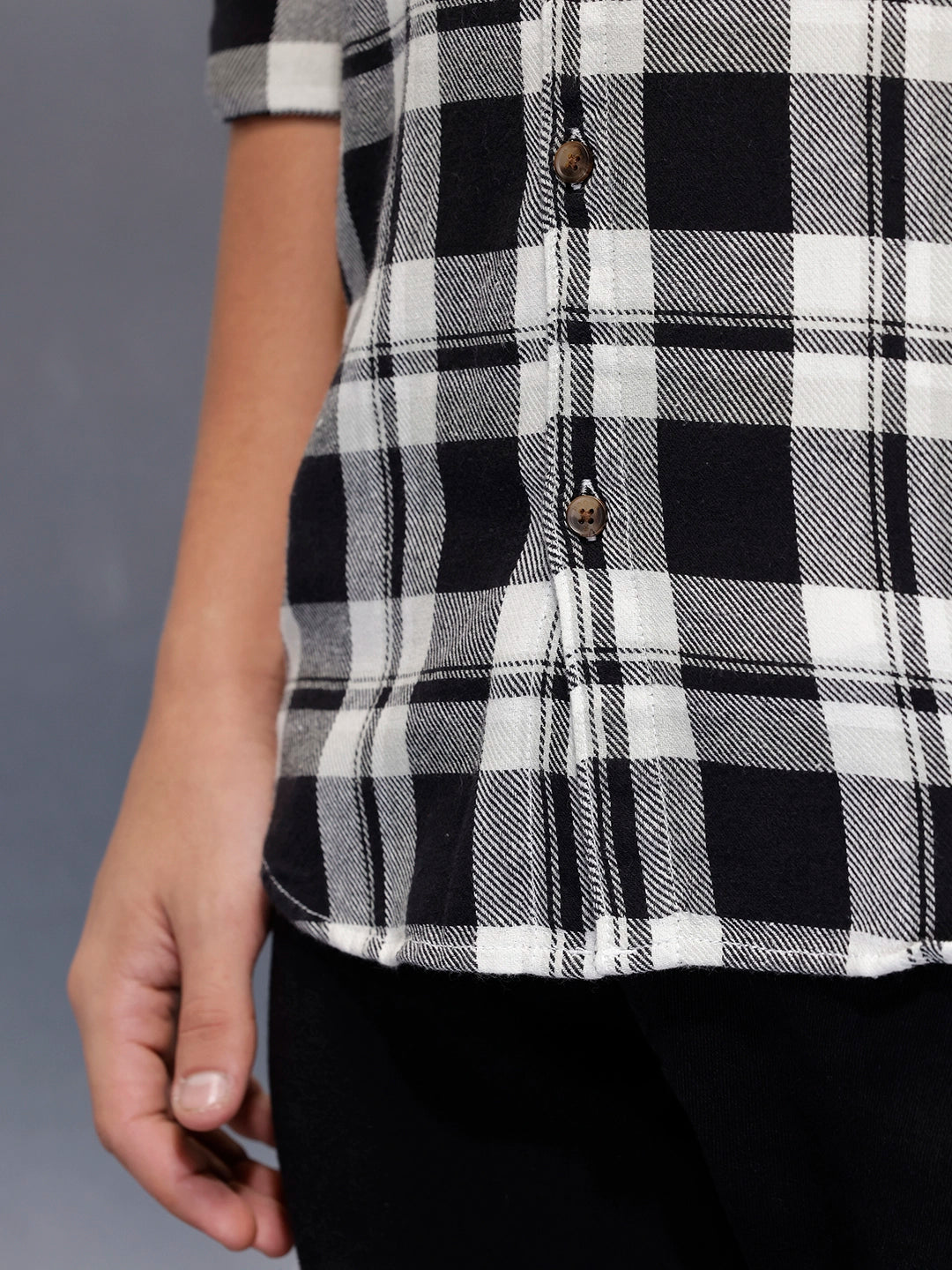 Men’s slim fit shirt in bold plaid pattern | Black