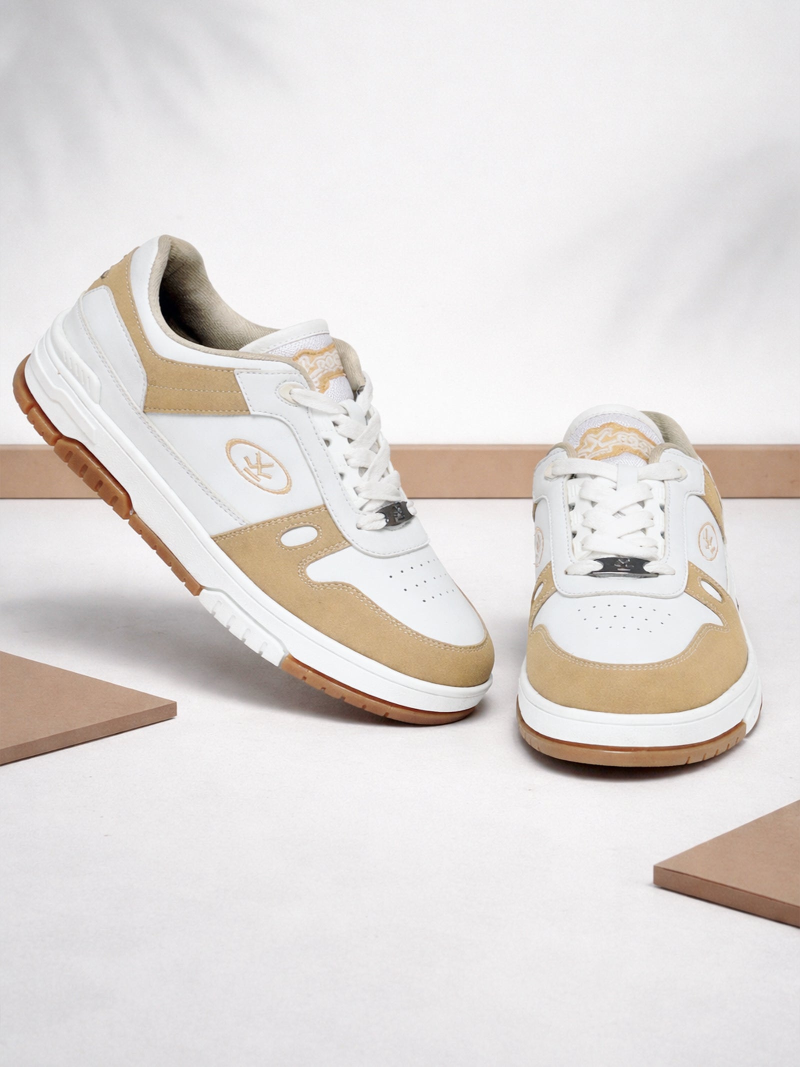 Sneakers  |  Greyhound Tanline